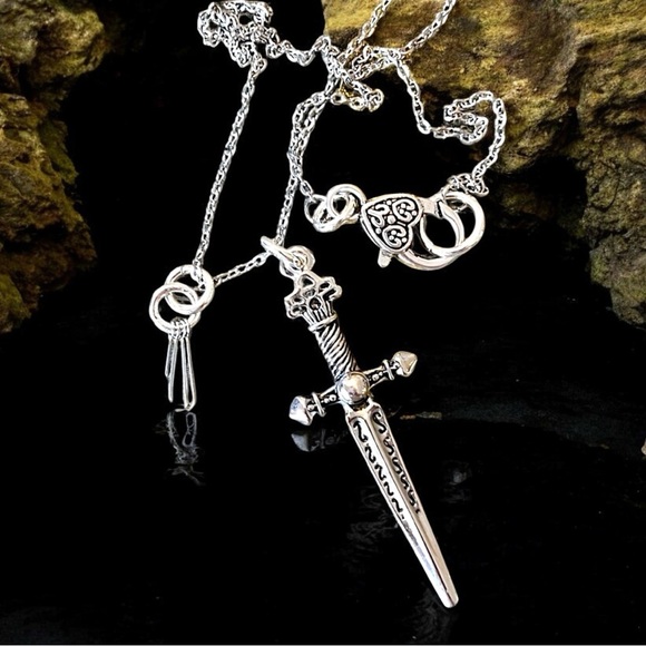 Dungeons and Dragons necklace. Dungeons and dragons themed jewelry. Rogue - Picture 14 of 17